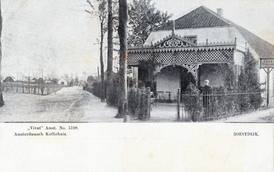 14340 Gezicht op de voorgevel van het café Amsterdamsch Koffiehuis te Soestdijk (gemeente Soest).